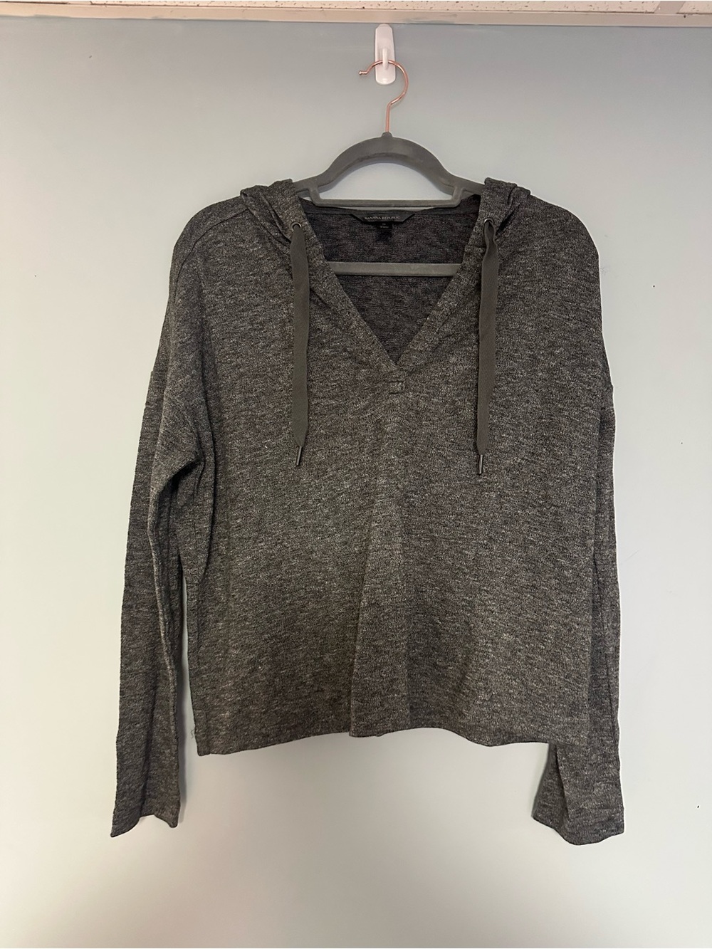 Banana Republic Gray Heathered Knit V-Neck Hoddie Pullover - Size M